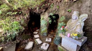 【湧き水・洞窟神社】穴澤天神社の体験レビュー｜白いカラスや洞窟への行き方まとめ